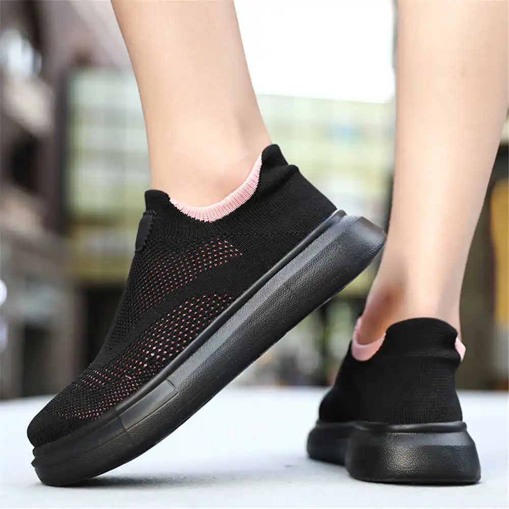 Tech Accessories Business - Stoking Platform sepatu cokelat untuk wanita